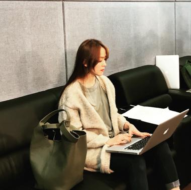 [근황] 자우림 김윤아, 12월 5일 컴백 앞두고…“열일하는 중”