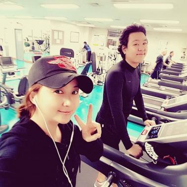 [근황] 허영란, 남편 김기환과 운동 중 인증샷 공개 “건강하고 행복하게”