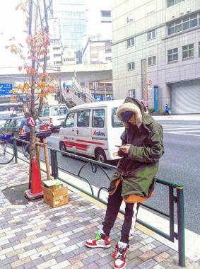 [근황] 블락비(Block B) 지코, 일상 사진 공개…‘휴대폰 보는 중’
