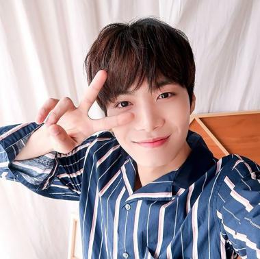 뉴이스트 W JR(종현), 발전한 셀카 실력…‘쩨알이의 브이‘