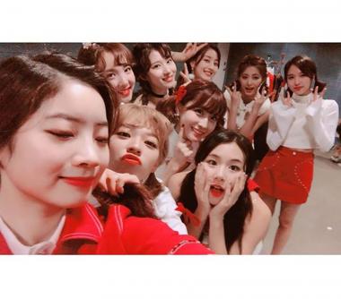 트와이스(TWICE), 사랑둥이들의 단체샷…‘미리 메리크리스마스’