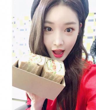 청하, 먹는 모습도 예뻐…“채영언니가 주신 샌드위치”