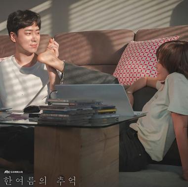 ‘한여름의 추억’ 최강희-이준혁, 촬영 현장 비하인드컷 공개…‘눈길’