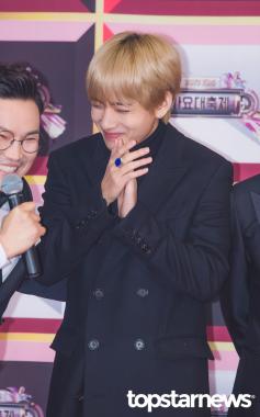 [HD포토] 방탄소년단(BTS) 뷔, ‘태태의 생일을 축하하며 박수’ (2017KBS가요대축제)