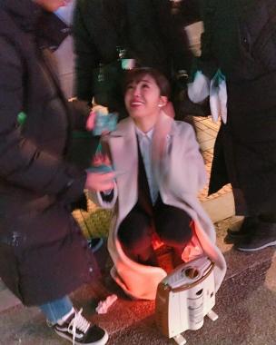 정은지, 야외 촬영 현장 공개…“핫팩으로 구타”