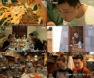 [리뷰] ‘윤식당2’ 박서준X이서진, 비빔밥에 이은 두번째 메뉴 잡채 먹고 ‘감격’