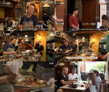 [리뷰] ‘윤식당2’ 박서준X정유미X이서진, 첫번째 잡채 손님 “여기 유명한 요리사가 하나봐”