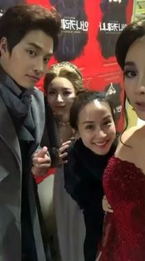 뮤지컬 배우 이지혜, 동료 배우들과 함께 사진을 찍으며…“#안나카레니나”