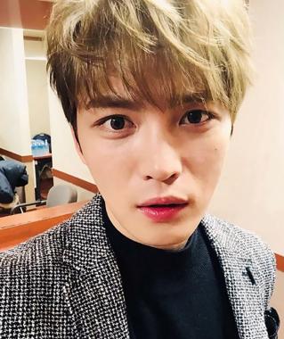 [근황] JYJ 김재중, 강렬한 눈빛 보내며 “추억 많이 저장하자”