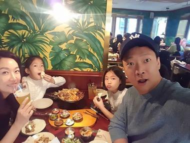 [근황] 박준형·김지혜 부부, 딸들과 함께한 일상 공개 “오늘은 타코”