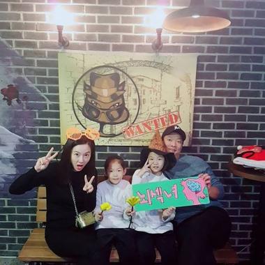 [근황] 박준형, 김지혜 부부 두 딸들과 함께 방탈출 게임…‘행복한 가정’