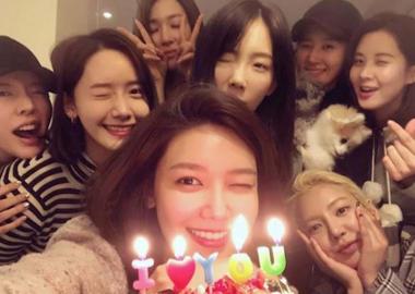 최수영, 소녀시대 멤버들과 행복한 일상 공개…“2월 생일자의 특권”